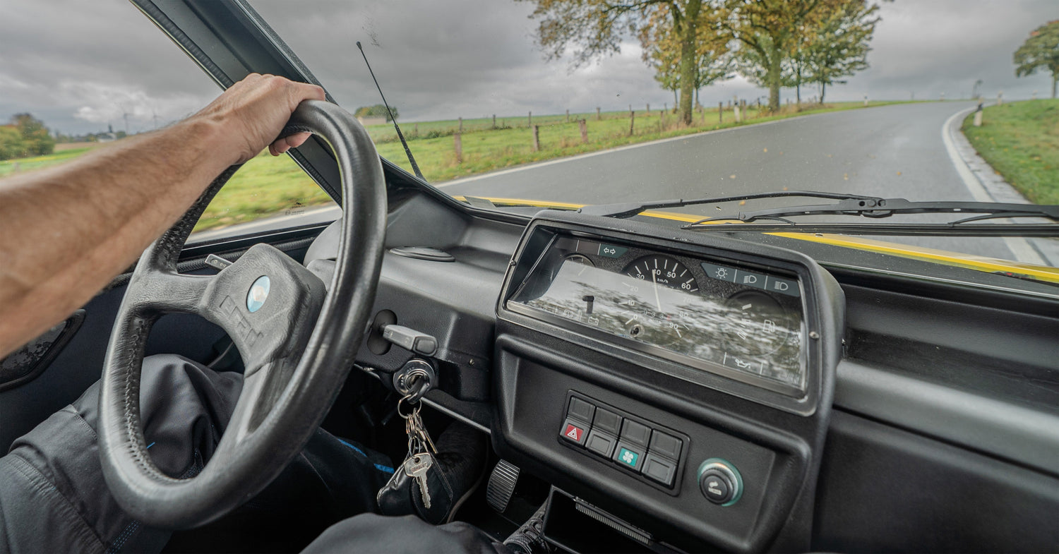 Cockpit eines Agora 160 im Straßenverkehr